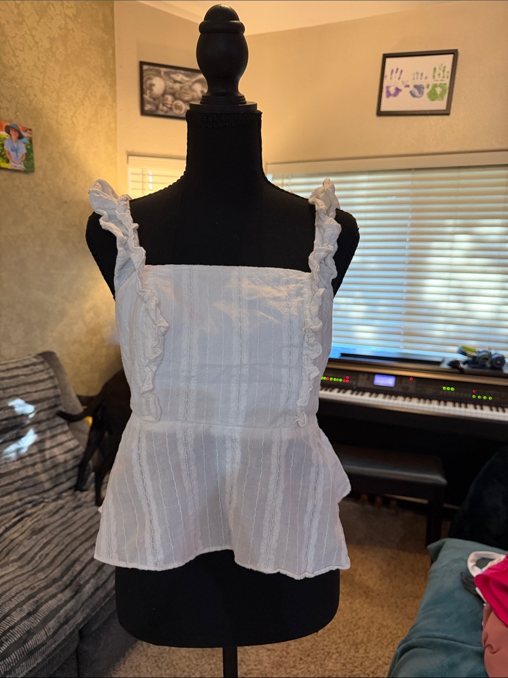 Lauren Conrad size medium Women’s White Ruffle Strap Peplum Top